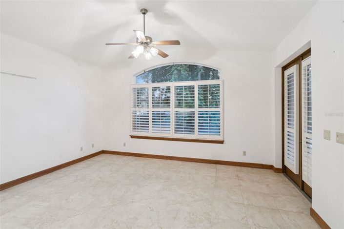 Image No.11-3 Bed House for sale