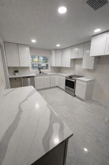 Image No.2-4 Bed House for sale