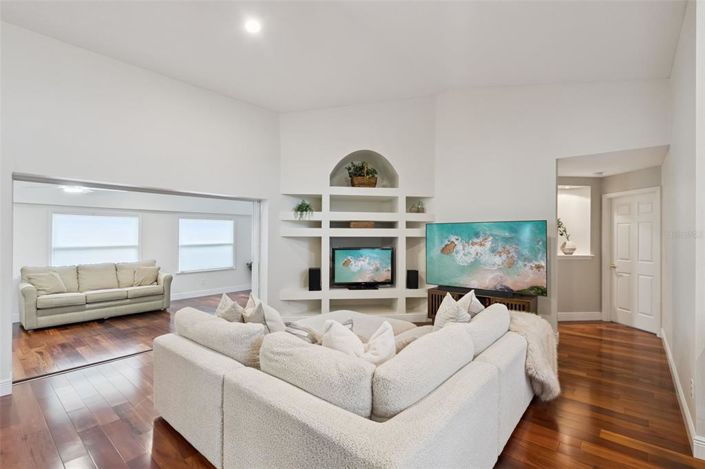 Image No.11-3 Bed House for sale