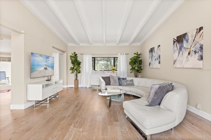 Image No.14-5 Bed House for sale