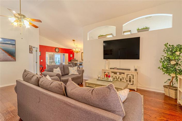 Image No.8-2 Bed House for sale