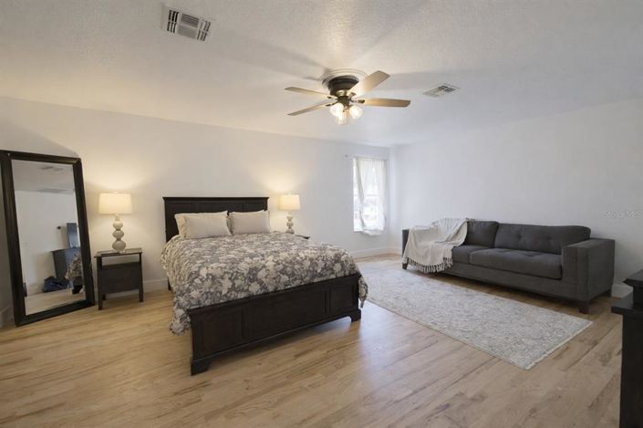 Image No.17-5 Bed House for sale