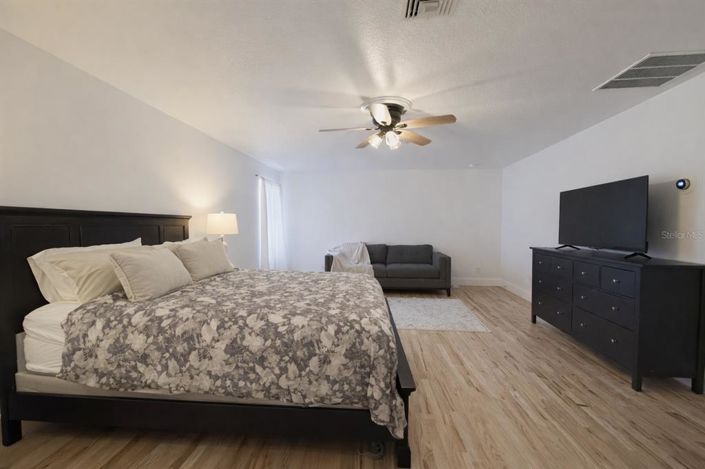 Image No.18-5 Bed House for sale