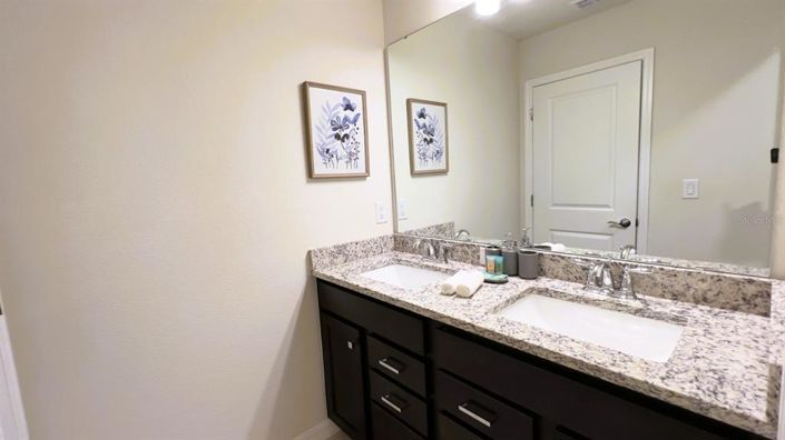 Image No.38-10 Bed House for sale