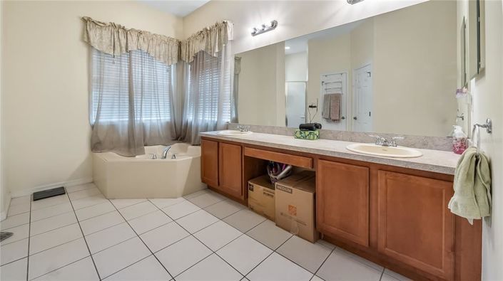 Image No.10-4 Bed House for sale