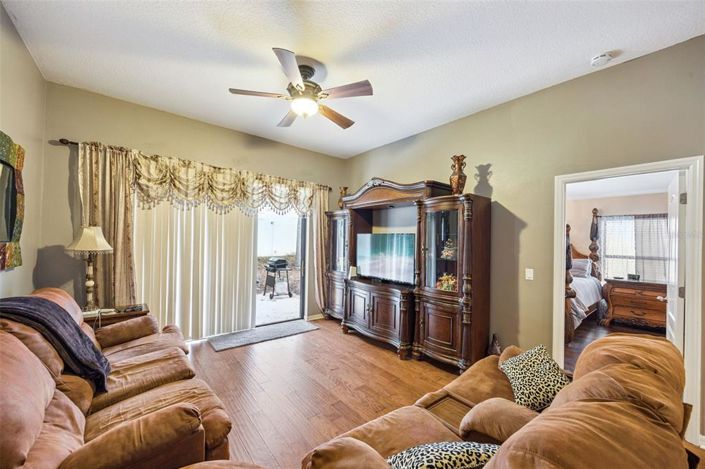 Image No.17-3 Bed House for sale