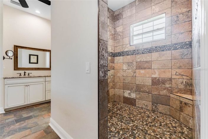 Image No.30-6 Bed House for sale