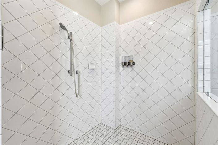 Image No.26-6 Bed House for sale