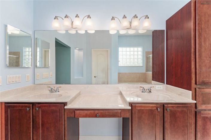 Image No.40-5 Bed House for sale