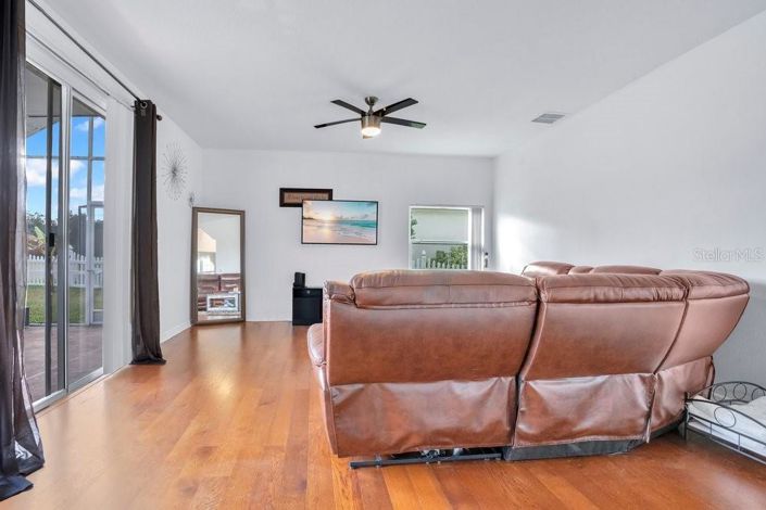 Image No.6-5 Bed House for sale