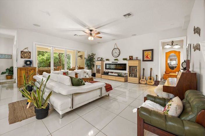 Image No.8-6 Bed House for sale