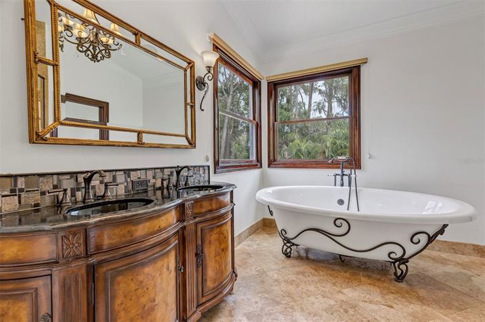 Image No.41-5 Bed House for sale