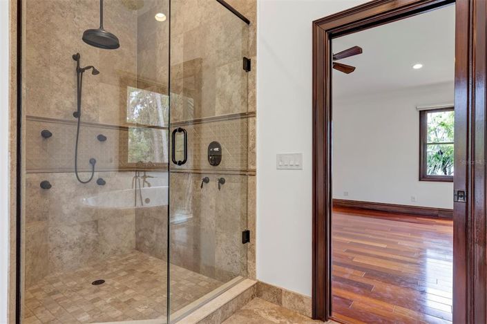 Image No.42-5 Bed House for sale