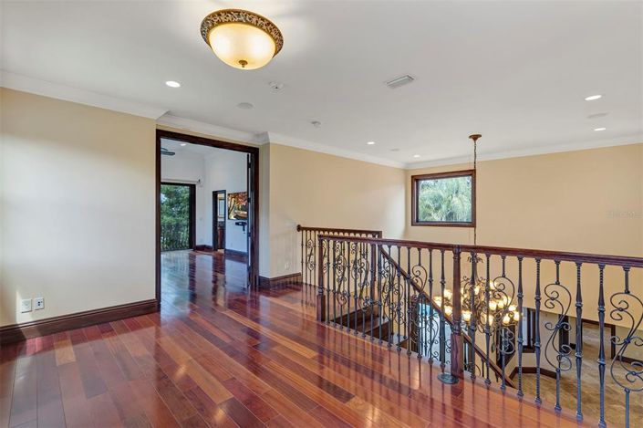 Image No.43-5 Bed House for sale