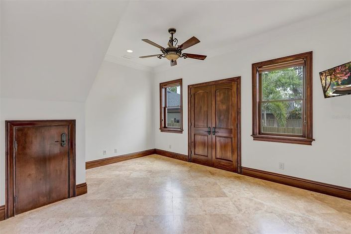 Image No.53-5 Bed House for sale