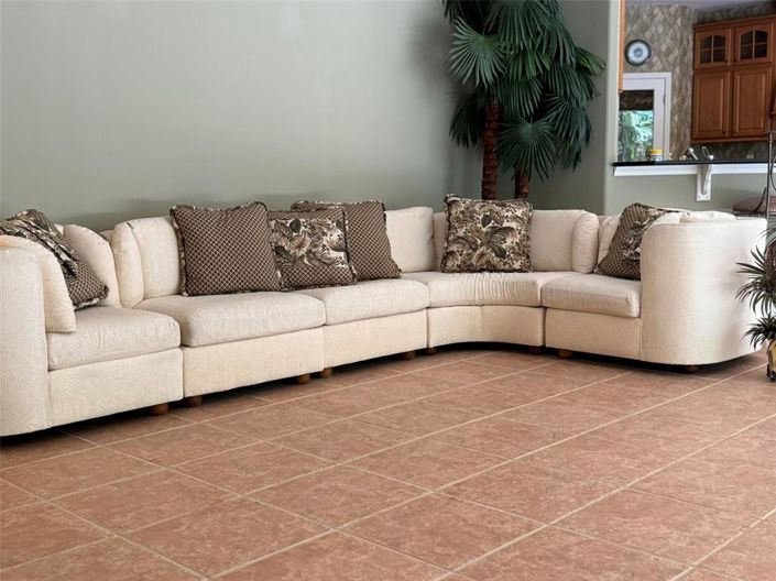 Image No.8-5 Bed House for sale