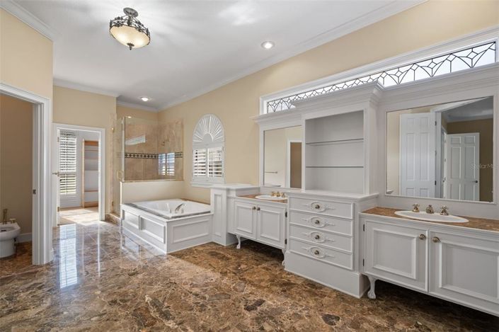 Image No.20-5 Bed House for sale