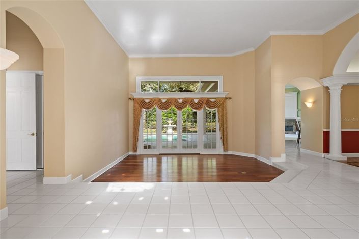 Image No.8-5 Bed House for sale