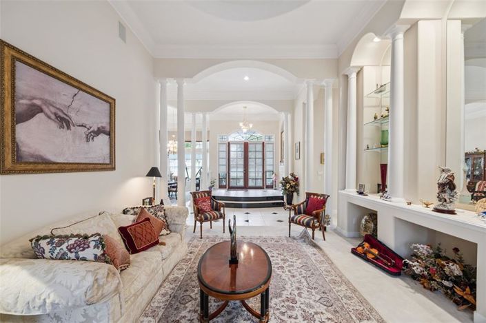 Image No.6-5 Bed House for sale