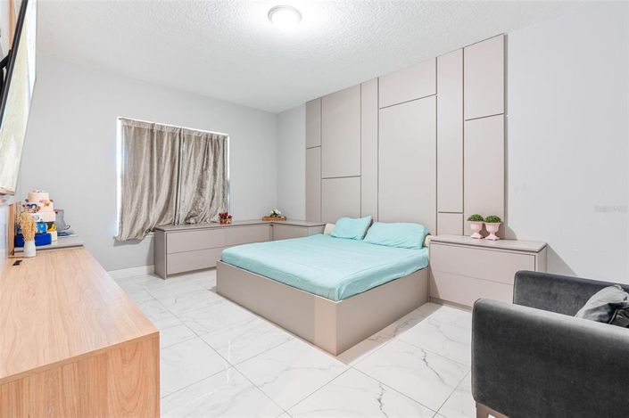 Image No.24-5 Bed House for sale