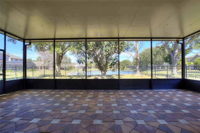 Image No.8-5 Bed House for sale