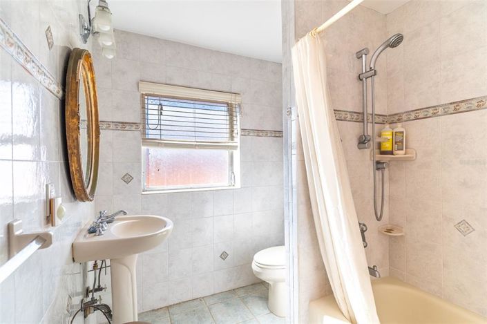 Image No.17-6 Bed House for sale