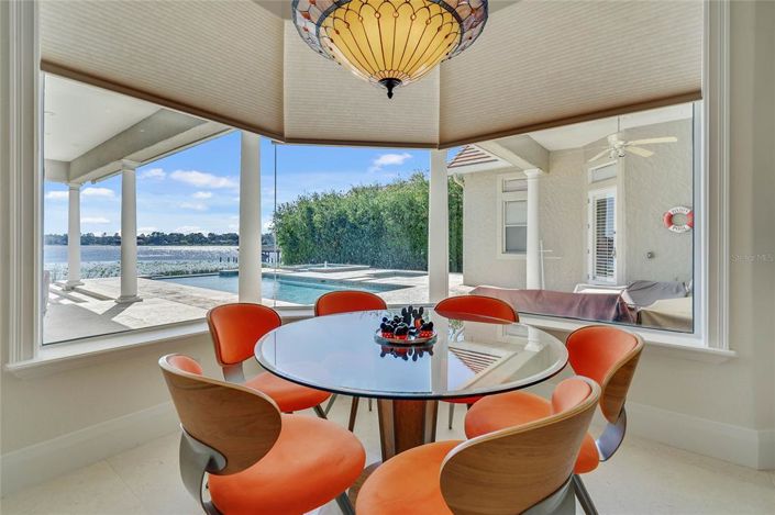 Image No.8-6 Bed House for sale