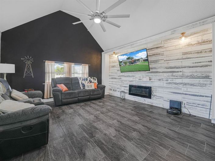 Image No.8-5 Bed House for sale