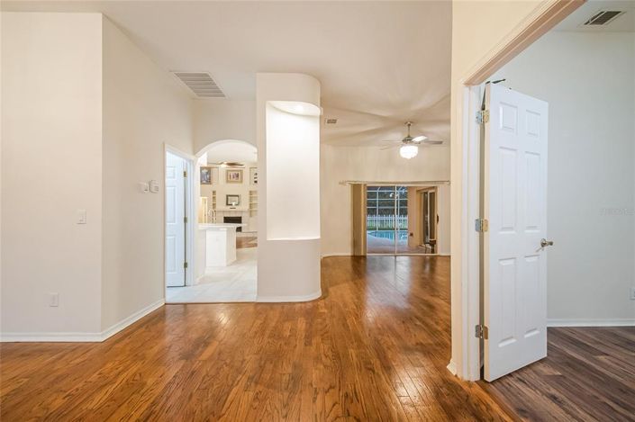 Image No.7-5 Bed House for sale