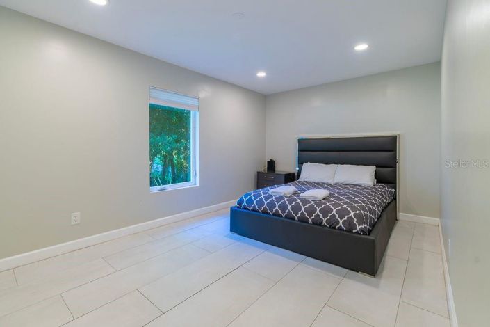 Image No.9-5 Bed House for sale