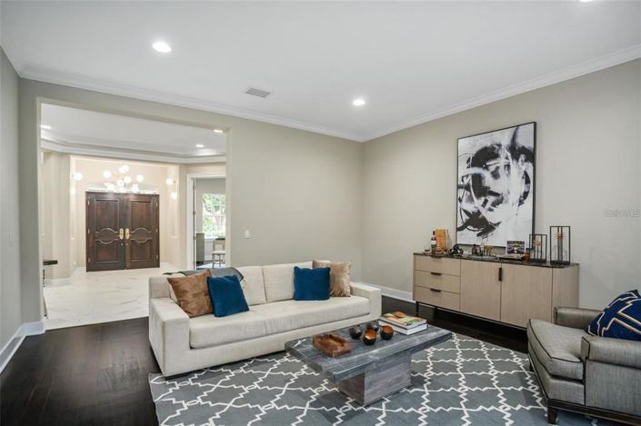 Image No.9-5 Bed House for sale