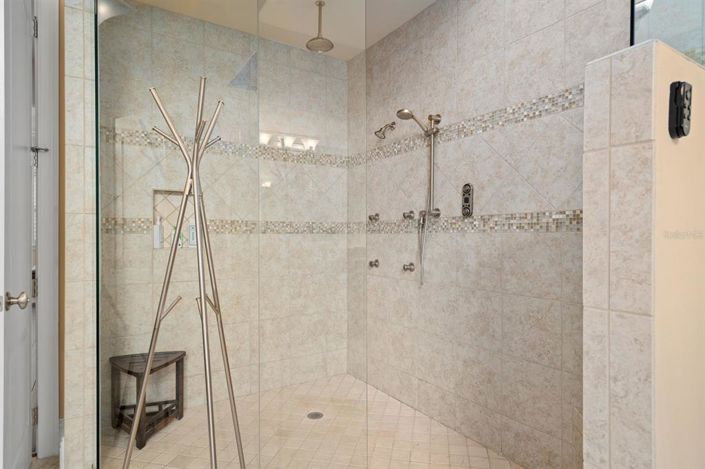 Image No.31-6 Bed House for sale