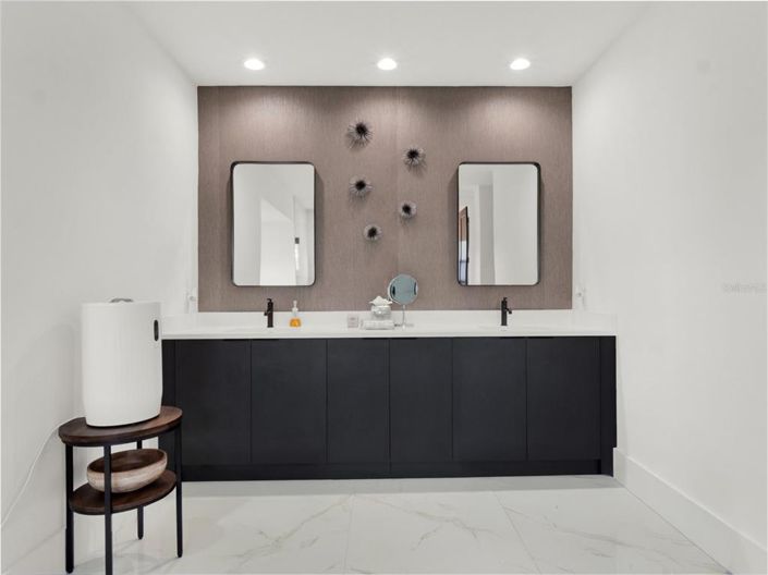 Image No.30-5 Bed House for sale