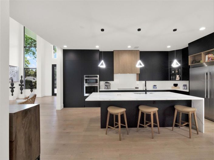 Image No.8-5 Bed House for sale