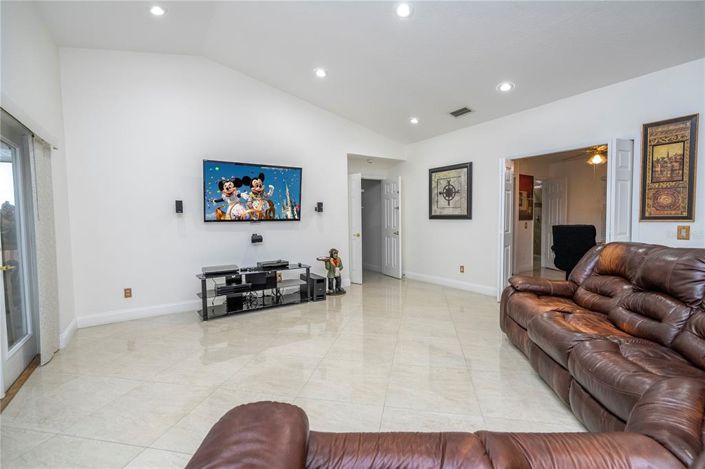 Image No.27-4 Bed House for sale