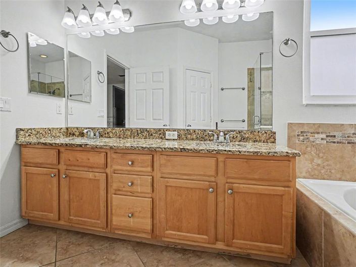 Image No.8-5 Bed House for sale