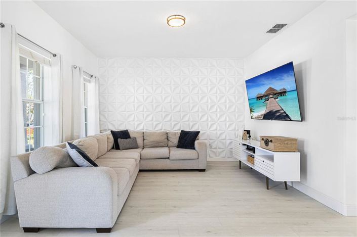 Image No.8-5 Bed House for sale