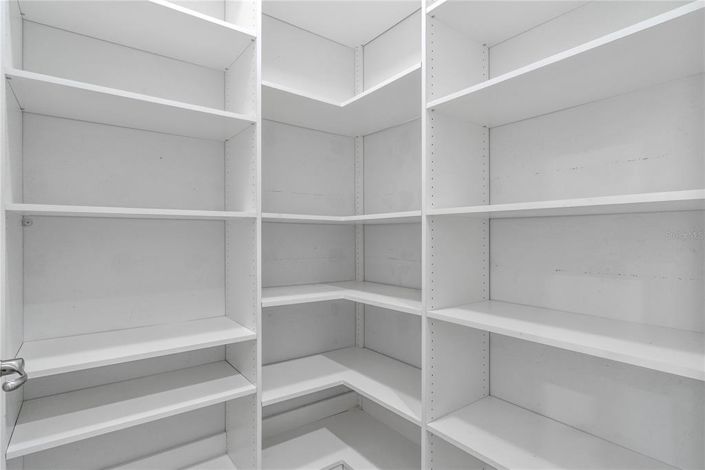 Image No.8-5 Bed House for sale