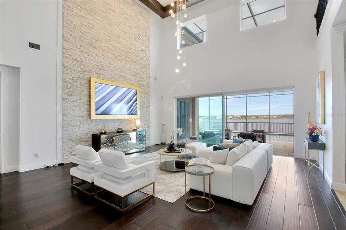 Image No.8-6 Bed House for sale