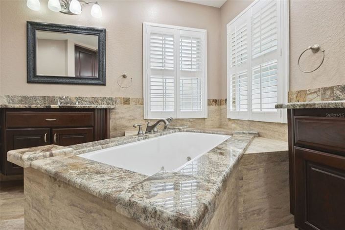 Image No.18-4 Bed House for sale