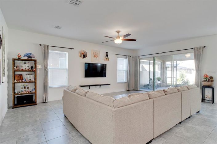 Image No.8-5 Bed House for sale