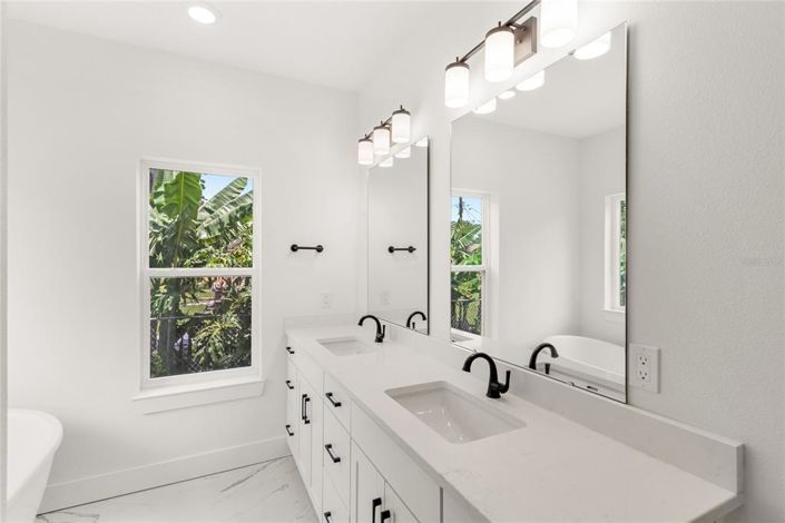 Image No.17-4 Bed House for sale