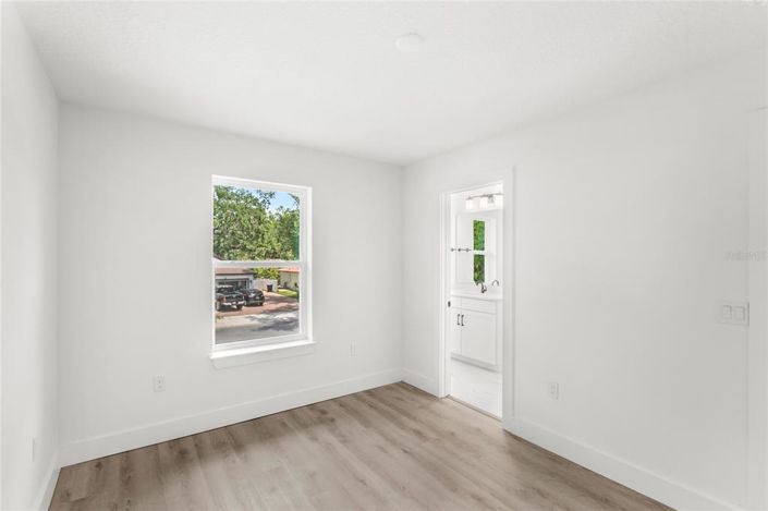 Image No.30-4 Bed House for sale