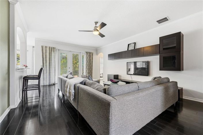 Image No.8-5 Bed House for sale