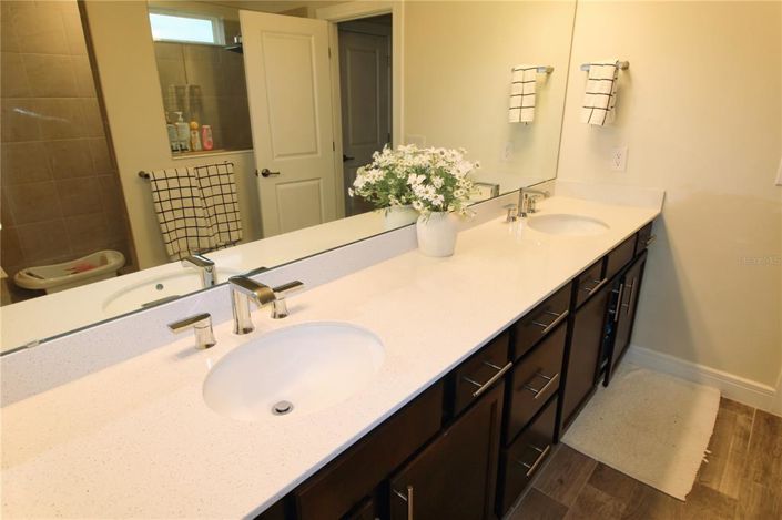Image No.42-5 Bed House for sale