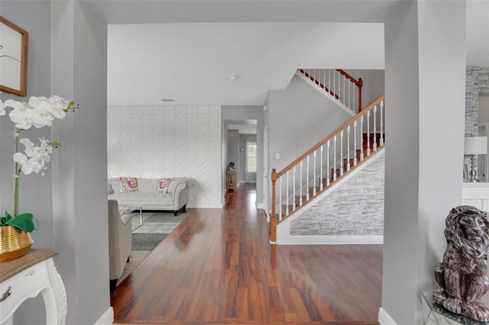 Image No.8-6 Bed House for sale