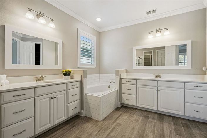 Image No.17-4 Bed House for sale