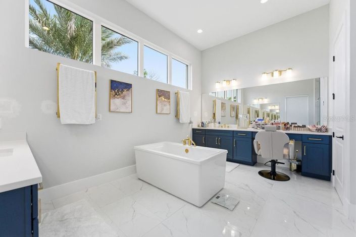 Image No.40-5 Bed House for sale