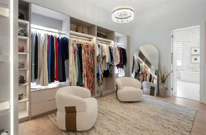 Image No.28-6 Bed House for sale