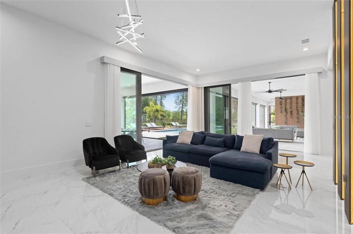 Image No.37-6 Bed House for sale